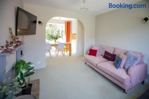 Hereford Long Term Comfortable Accommodation, 4 bedrooms with Parking - Image 1