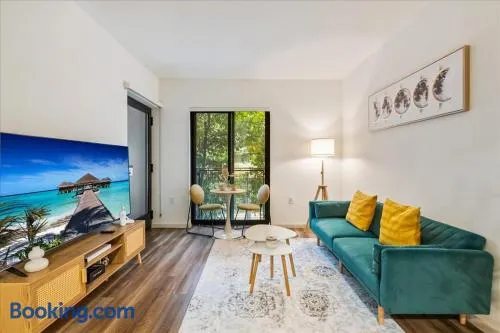 Cozy 1BR apt in Hollywood w Pool, Gym and Parking - Image 1