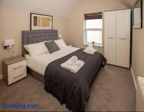 One Bed Flat Close to Station & River FREE PARKING - Image 1