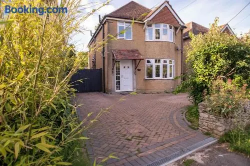 Stylish 3-Bedroom House with big Garden & Parking - Image 1