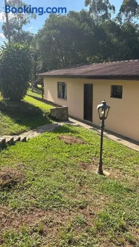 Casa de campo com muito espaço e poucos metros do centro da cidade - Image 1