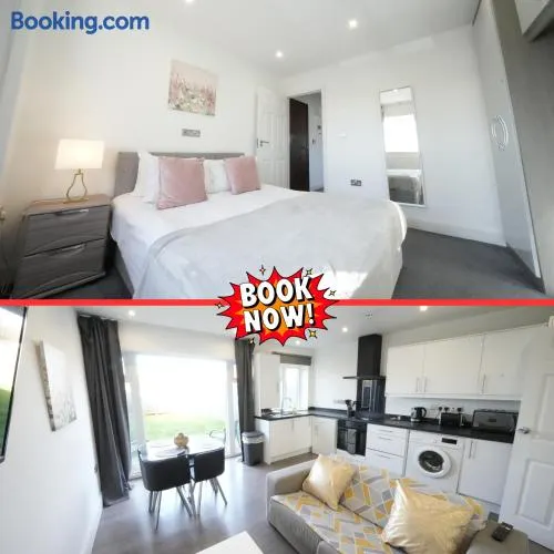 HEATHROW AIRPORT apartments-FREE parking-Free underground to and from Heathrow-30 min central London - Image 1