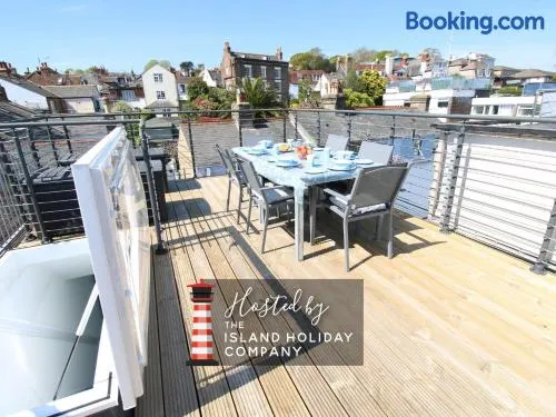 Penderic - 3 Bedroom Cowes Stay with Balcony & Panoramic Solent Views Close to Shops, Cafés, Sailing Clubs & Beach - Image 1