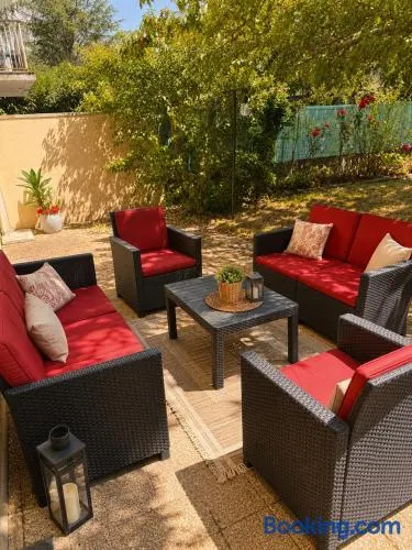 T2 Cosy Jardin privatif 8 min du centre parking - Image 1