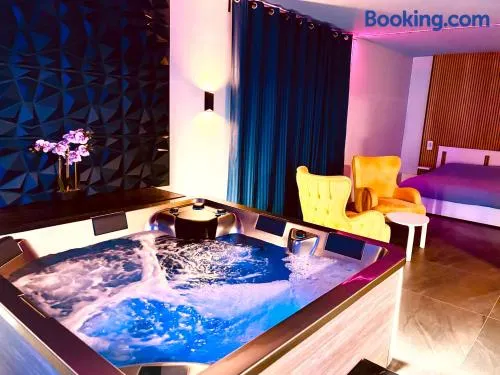 Escapade Romantique Jacuzzi & Sauna Privés - Image 1