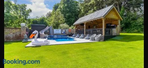 Private Heated Pool Oasis Hot Tub, Bar , games & Retreat - Image 1