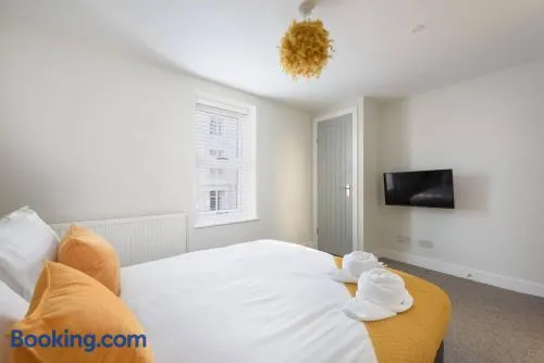 Large 4-Bedroom House in Banbury - Image 1