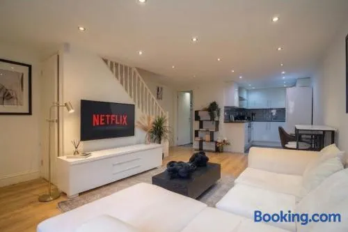 Stylish 2BR Greenwich Home Free Parking 02 - Image 1