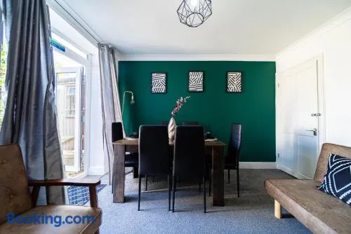 CastleView Haven - Contractors welcome -Strood Rochester sleeps 12 - Image 1