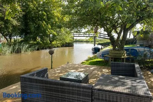 Casa Caro, holiday home in Friesland next to water - Image 1
