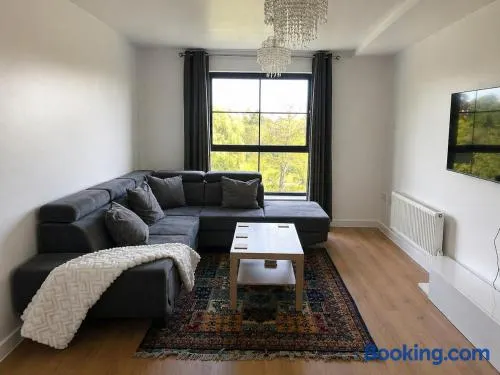 2 BedRoom Flat Near Heathrow & Windsor Free Parking - Image 1
