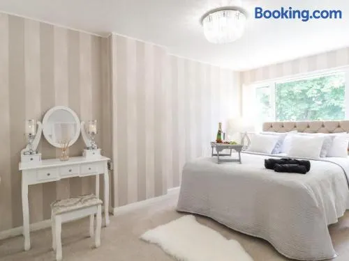 Gorgeous 3 bed House In Milton Keynes - Image 1