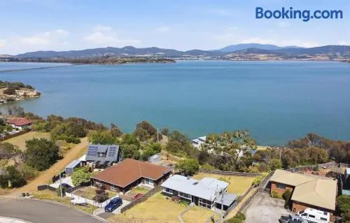 Ocean View Holiday Home - Easy Access to Hobart - Image 1