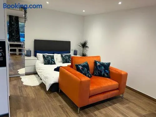 Cosy Detached Annexe With Free Off Street Parking - Image 1