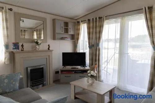 Hiba Luxury Caravan At Parkdean Cayton Bay Holiday Park - Image 1