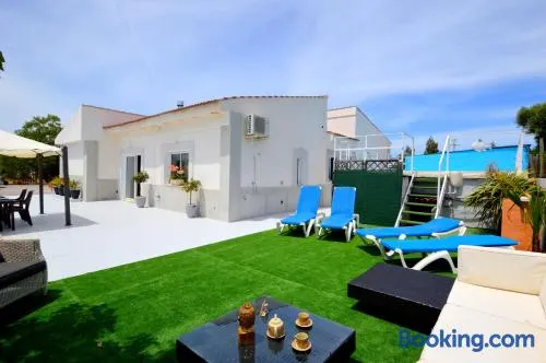 Bonita casa con piscina cerca de playa - Image 1