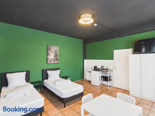 CROWN LIVING Babylon Studios Lustenau - Studios nahe Messe und Schweizer Grenze, WLAN, kostenloser Parkplatz, Self Check-in, ideal für Geschäftsreisende und Feriengäste - Image 1