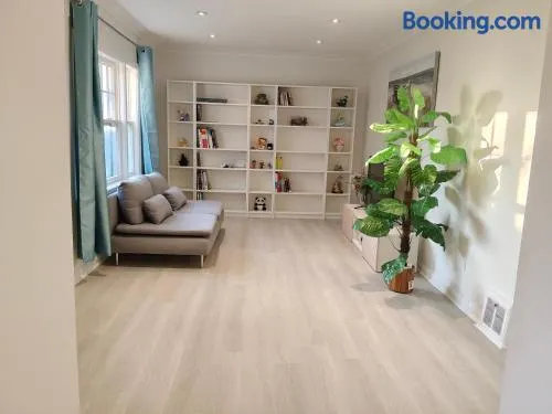 Lovely Single house close to Young Finch station 4BR with Free Parking - Image 1