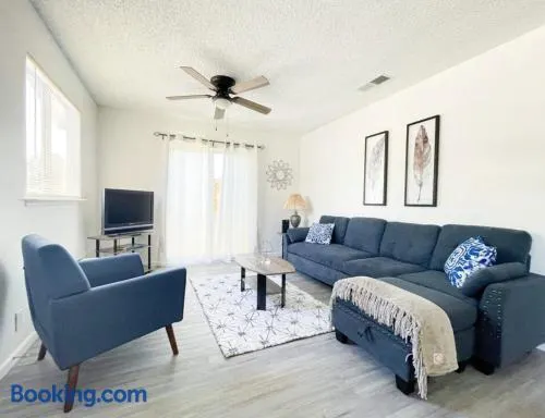 Trendy Ivy 2-bedroom Near Hospital & College - Image 1