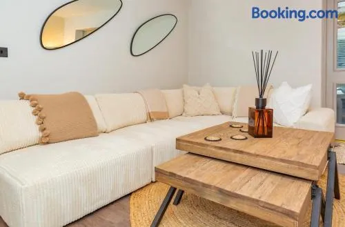 Luxury two bed inc hot-tub and Free Parking - Image 1