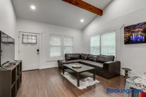 8 mins to Riverwalk, fenced backyard, pets allowed, king bed - Image 1