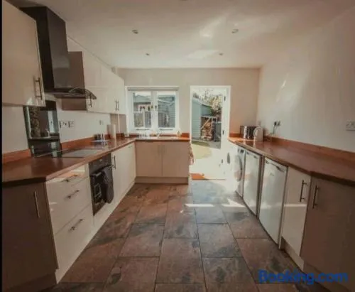 Charming 2 Bedroom Cottage mid town on quiet road, sleeps 4 - Image 1