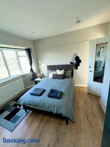 Smart and Chic 2 bed Apartment - Image 1