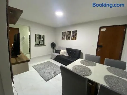 Apartamento com Dois Quartos Climatizados e Com Cozinha Equipada - Image 1