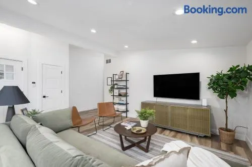 Light-Filled Modern Flat Near 25th Street Fun - Image 1