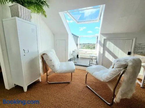 West Hill Retreat Seaview Balcony Loft Apartment & Free Offstreet Parking - Image 1