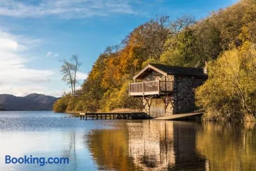 Duke of Portland Boathouse on the shore of Lake Ullswater ideal for a romantic break - Image 1