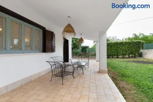 Villa con jardín y terraza | Vistas al jardín - Image 1