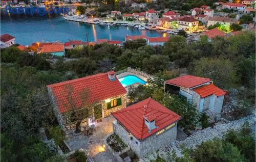 Two-Bedroom Holiday Home In Drvenik Veli - Image 1