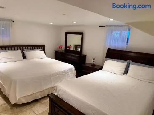 Affordable PRIVATE SUITE with easy access to NYC major airports - Shopping and attractions - Free parking - Image 1
