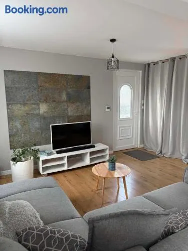 Maison 2 chambres avec jardin et parking privatif - Image 1