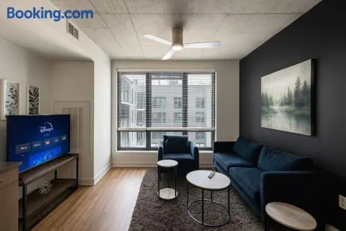 Five Points South Spacious 2BR with 2 Queens D5 - Image 1
