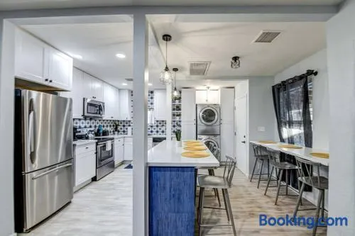 Modern Home-Downtown-3 Bedroom- King Bed - Image 1