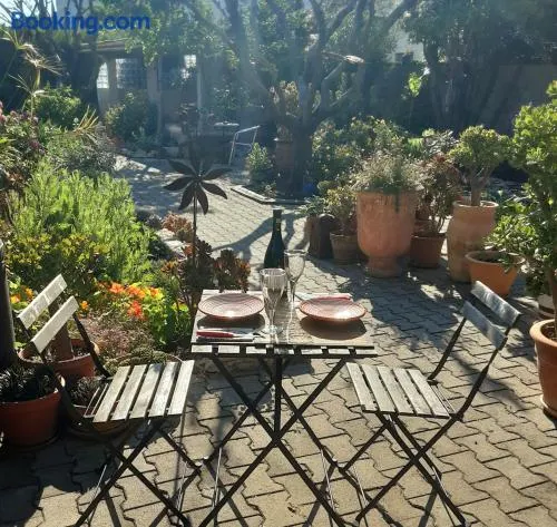 Grande chambre lumineuse avec cuisine,sdb et accès a un jolie jardin - Image 1