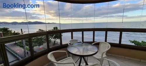 Lindo Apto Itapema Meia Praia Frente ao Mar, 6 pessoas, alto padrão - Image 1