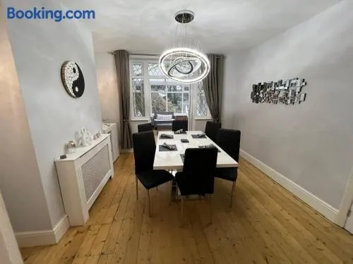 Comfortable, homely 4 bedroom property - Image 1