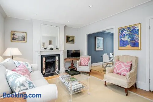 Cozy & Stylish 2BR in Battersea - Image 1