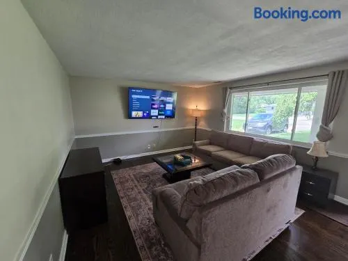 Spacious Family-Friendly Estate - Image 1