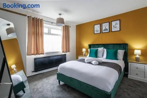 Enjoy 4 BR house perfect for family friends & work - Image 1