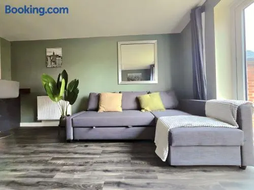 Luxury Family Retreat Near Alton Towers - Free Parking & Garden - Image 1