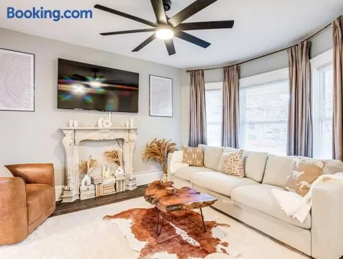 Upscale Home near Downtown Cle, R&R HoF, Beach, Arena - Image 1