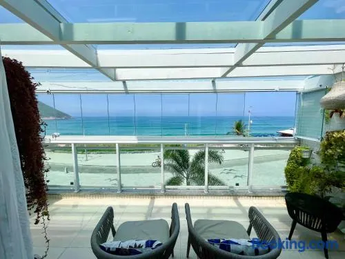Frente Mar no Recreio com Varanda Privativa Ideal para Família - Image 1