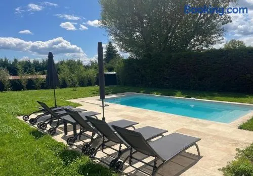 Suite romantique LMF SPA intérieur piscine privés jardin et lit King size - Image 1