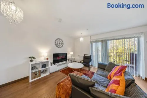 Stylish long & short stay flat with parking & Wifi sleeps 5 - Image 1