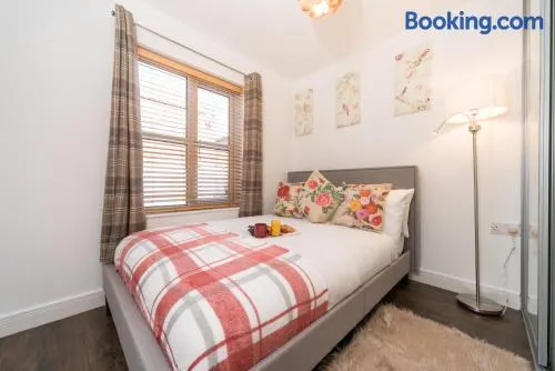City Centre Posh Parlour Gated Parking 1bed Wifi - Image 1
