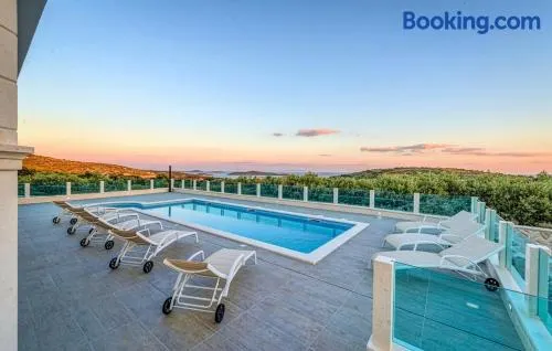 Luxury Villa Ivy - Image 1